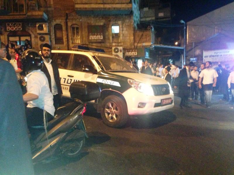 מאה שערים: תושבים התגודדו סביב חייל חרדי