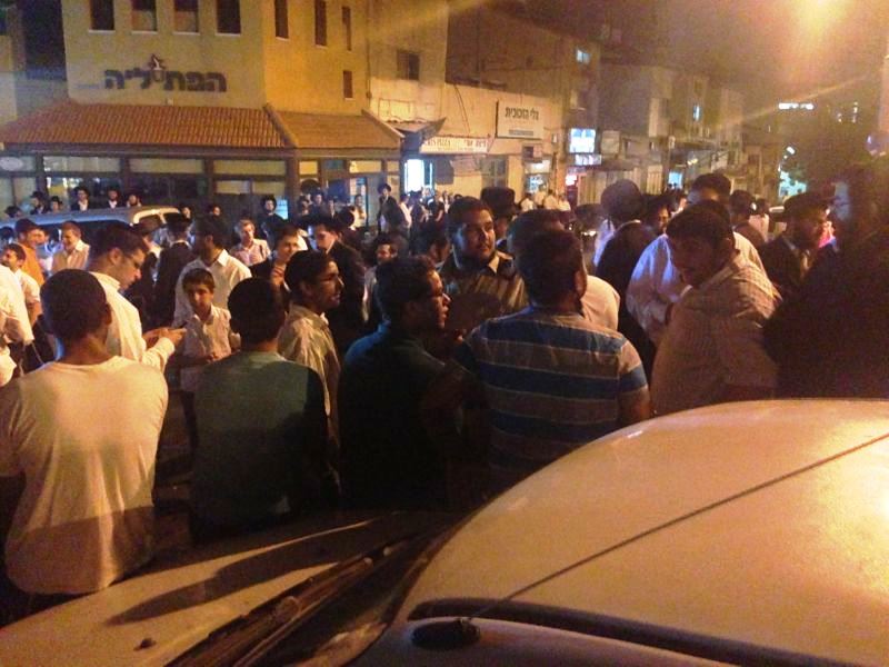 מאה שערים: תושבים התגודדו סביב חייל חרדי