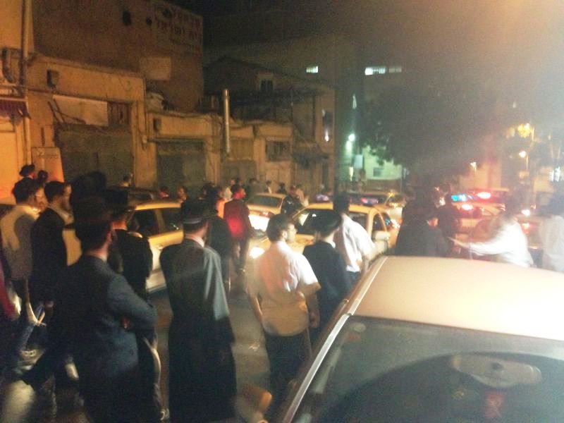 מאה שערים: תושבים התגודדו סביב חייל חרדי