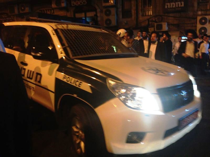 מאה שערים: תושבים התגודדו סביב חייל חרדי