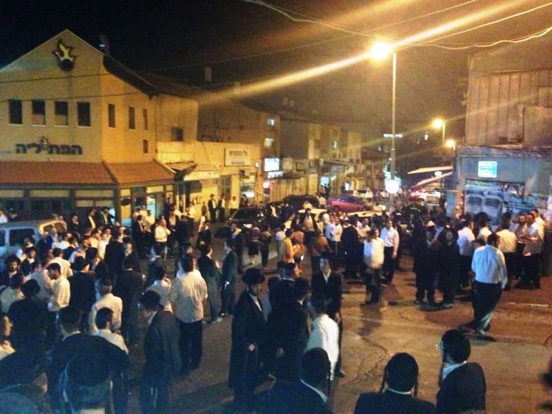 מאה שערים: תושבים התגודדו סביב חייל חרדי