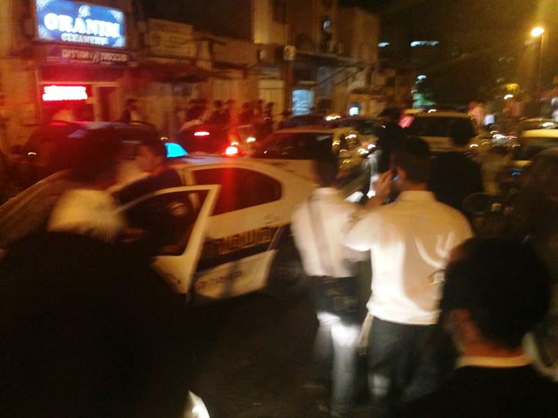 מאה שערים: תושבים התגודדו סביב חייל חרדי