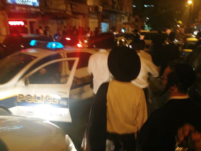 מאה שערים: תושבים התגודדו סביב חייל חרדי