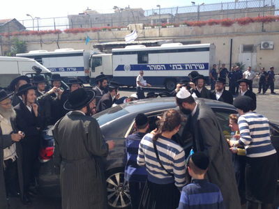 צפו: עצורי המהומות במא"ש שוחררו, והתקבלו בשירה וריקודים