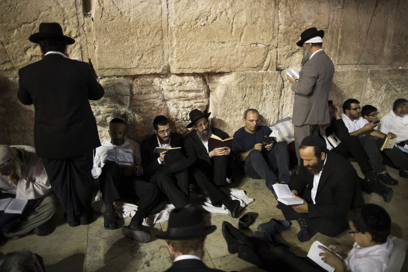 עַל הַר-צִיּוֹן שֶׁשָּׁמֵם: אלפים מתאבלים בכותל • גלריה