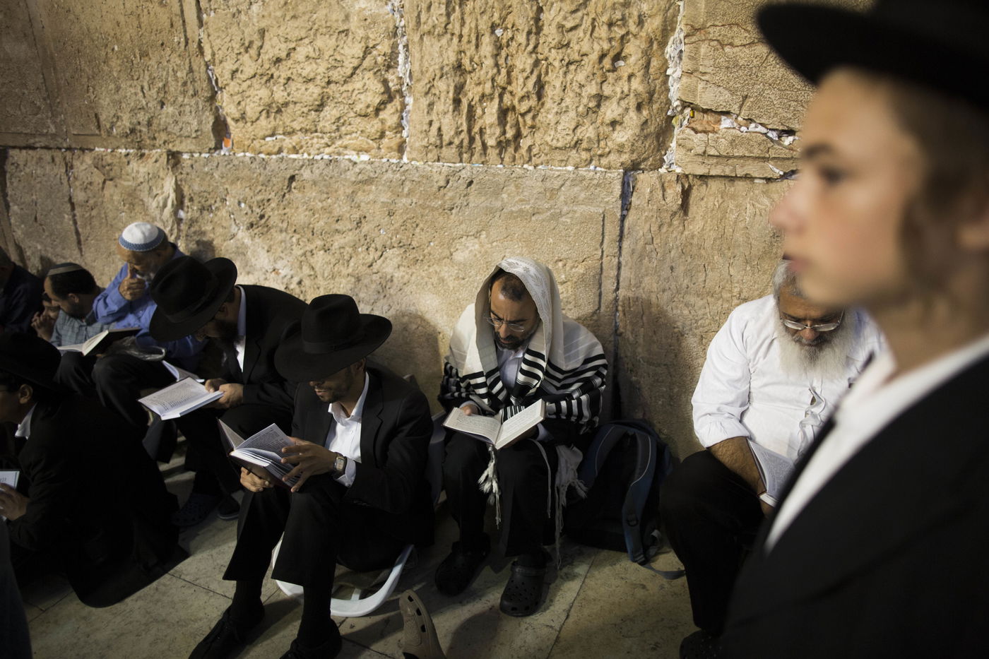 עַל הַר-צִיּוֹן שֶׁשָּׁמֵם: אלפים מתאבלים בכותל • גלריה