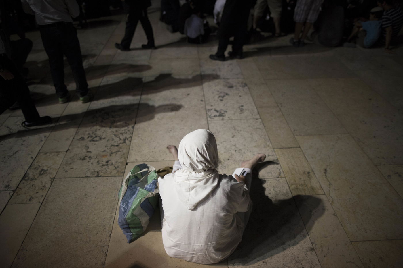 עַל הַר-צִיּוֹן שֶׁשָּׁמֵם: אלפים מתאבלים בכותל • גלריה