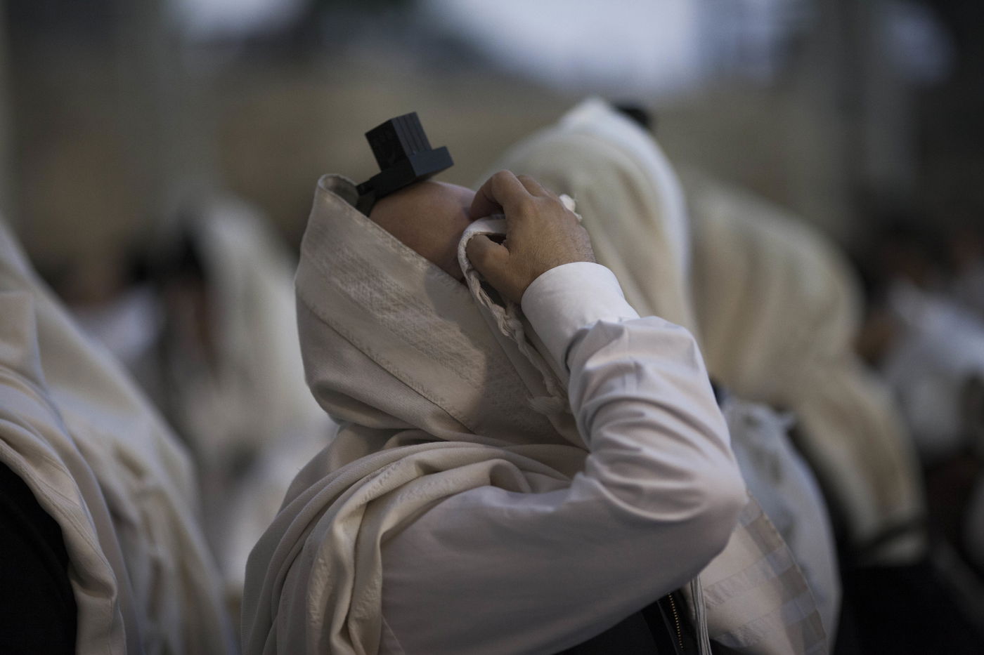 עַל הַר-צִיּוֹן שֶׁשָּׁמֵם: אלפים מתאבלים בכותל • גלריה