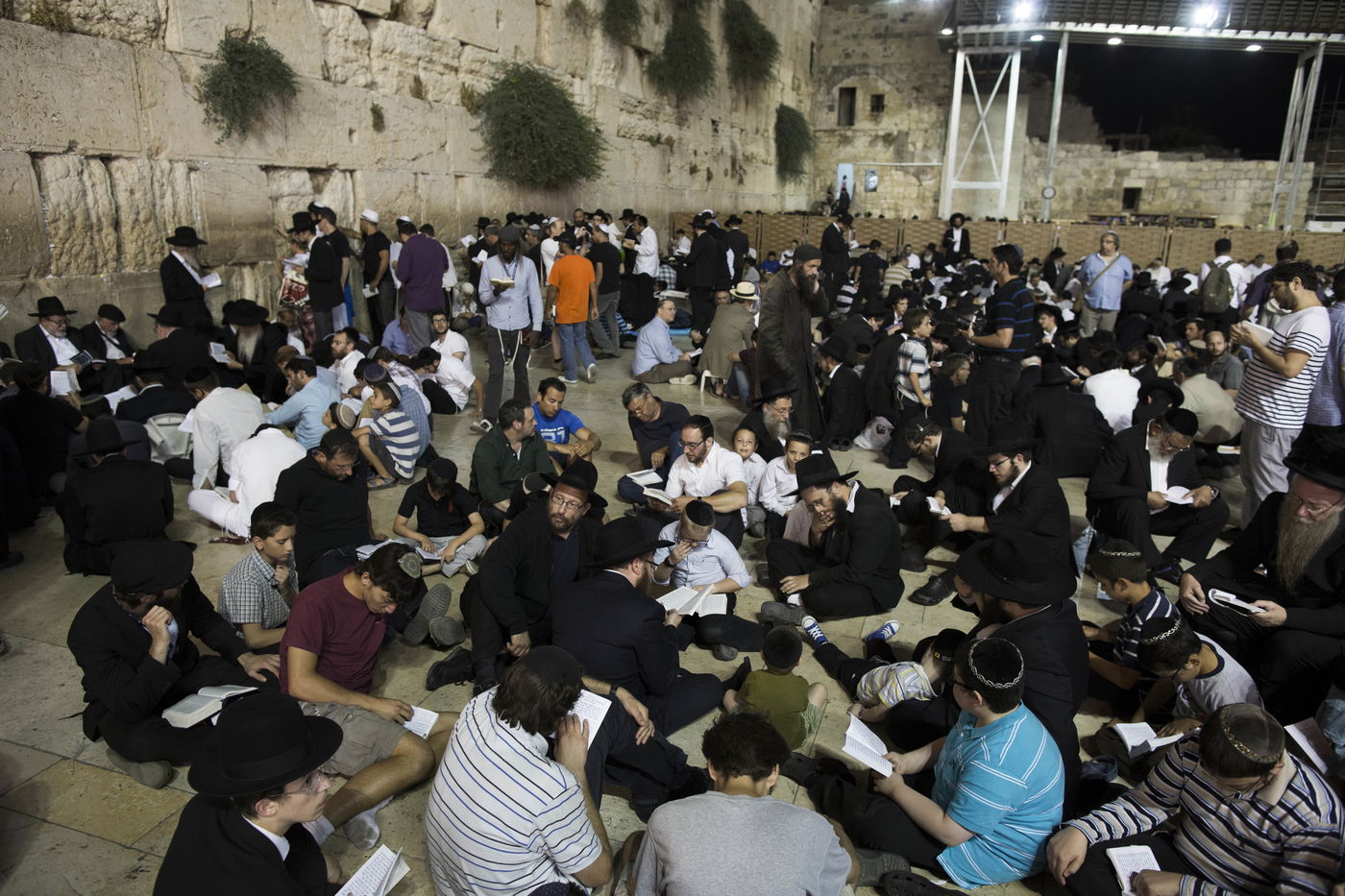 עַל הַר-צִיּוֹן שֶׁשָּׁמֵם: אלפים מתאבלים בכותל • גלריה