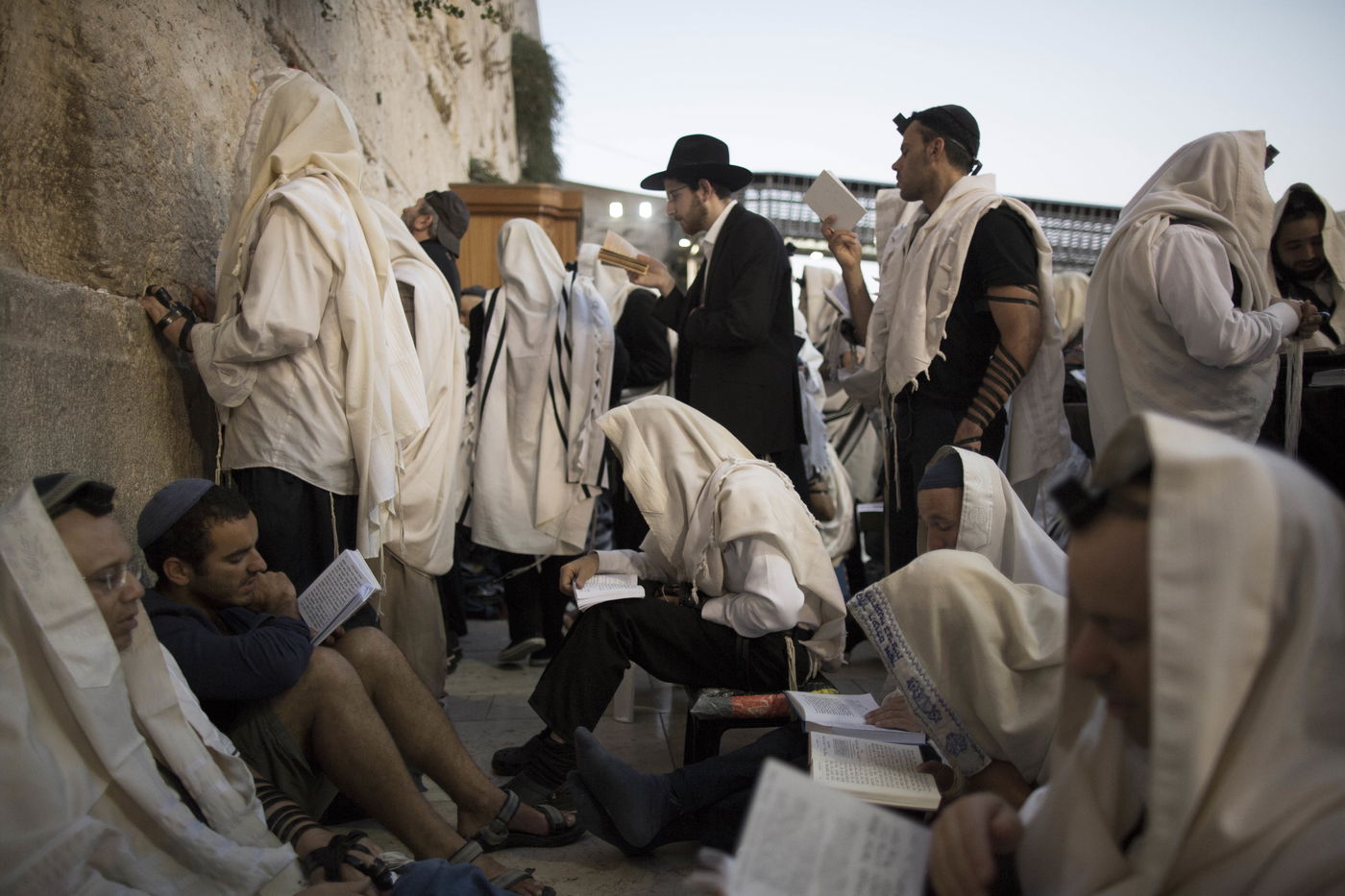עַל הַר-צִיּוֹן שֶׁשָּׁמֵם: אלפים מתאבלים בכותל • גלריה