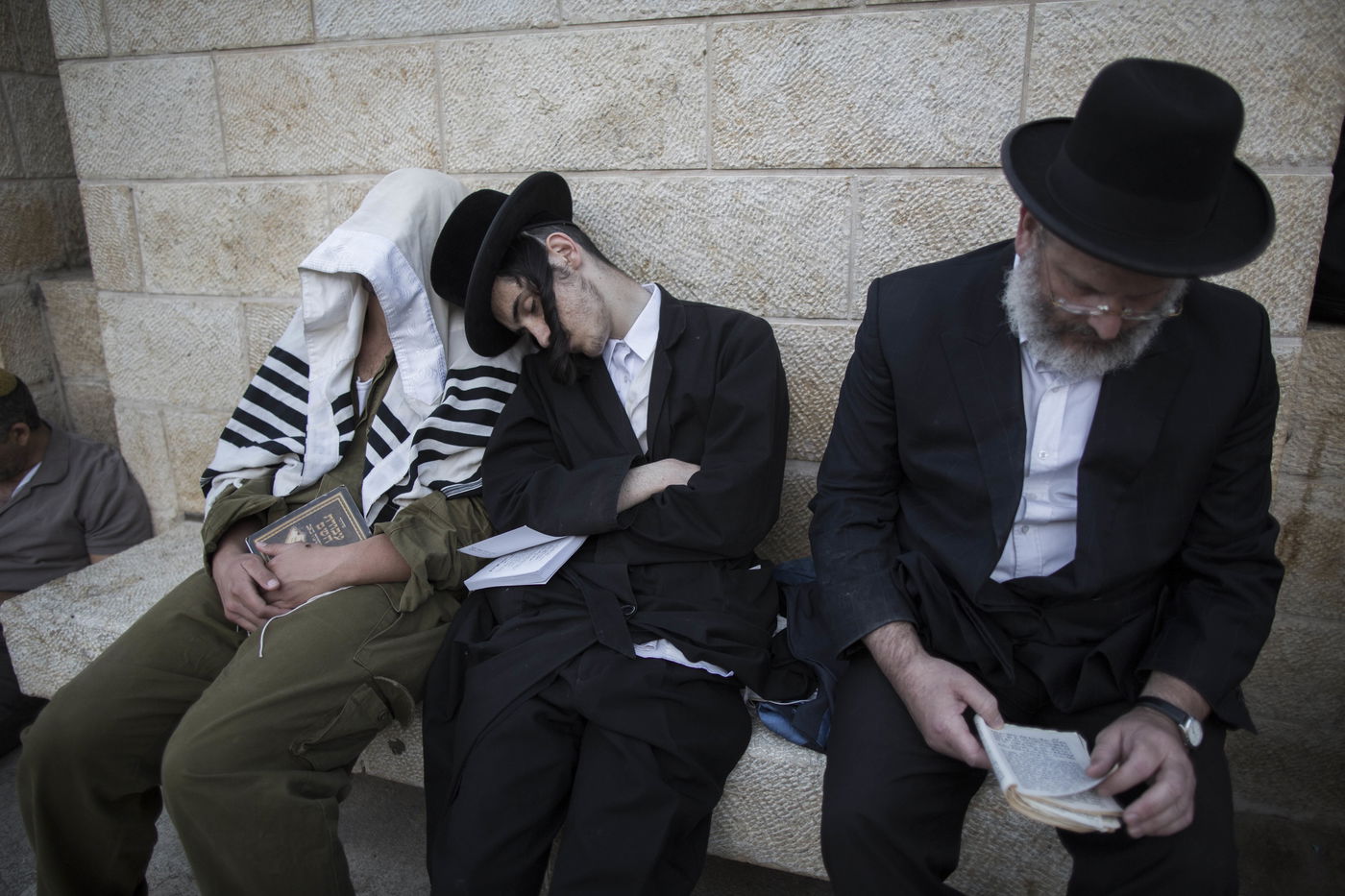 עַל הַר-צִיּוֹן שֶׁשָּׁמֵם: אלפים מתאבלים בכותל • גלריה