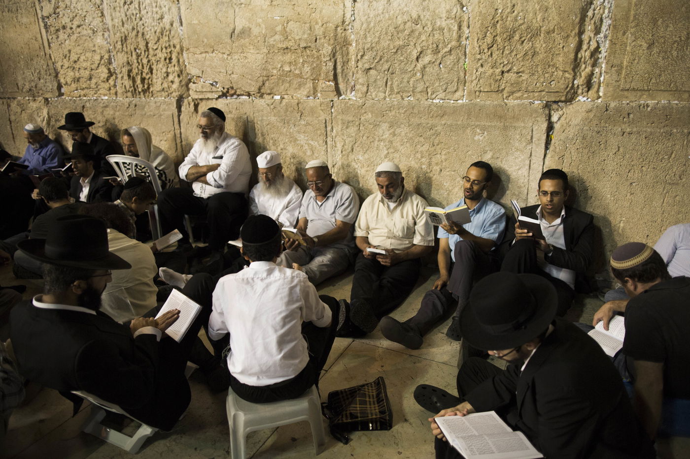 עַל הַר-צִיּוֹן שֶׁשָּׁמֵם: אלפים מתאבלים בכותל • גלריה