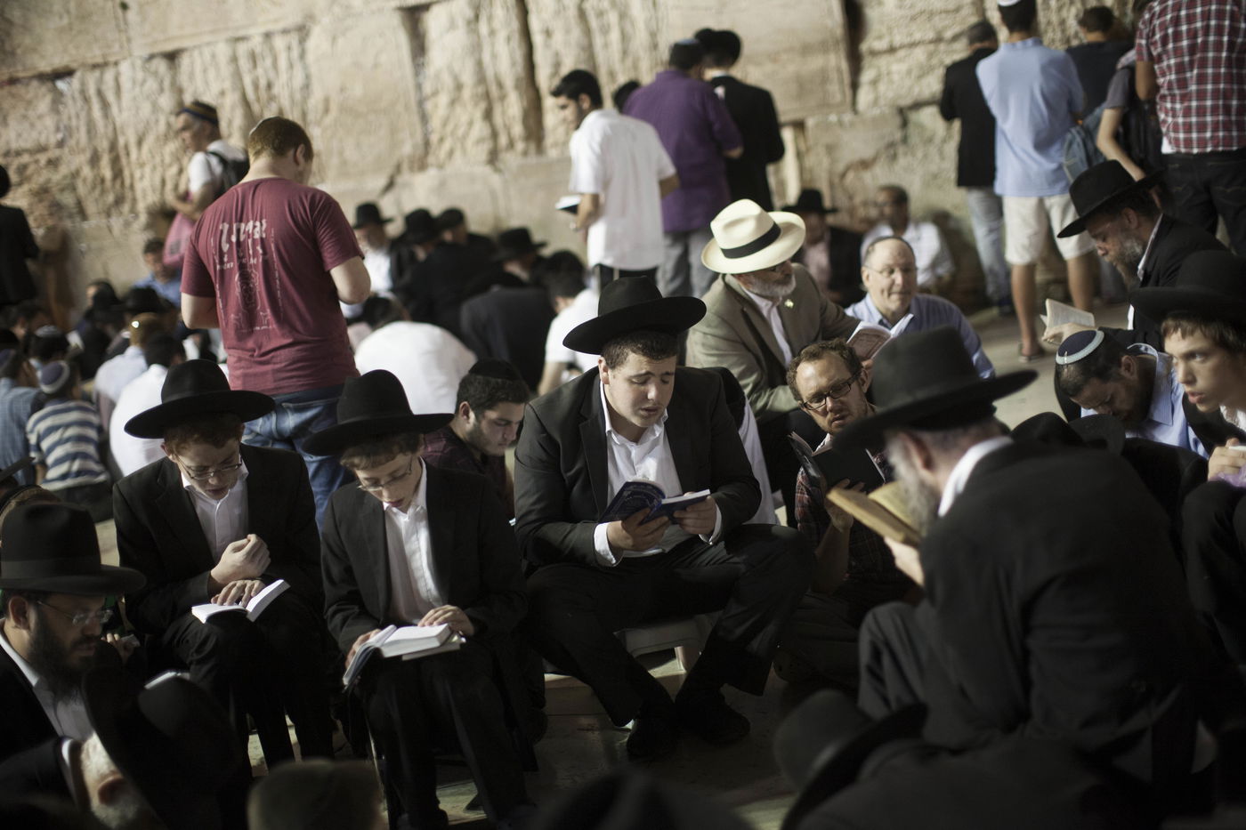 עַל הַר-צִיּוֹן שֶׁשָּׁמֵם: אלפים מתאבלים בכותל • גלריה