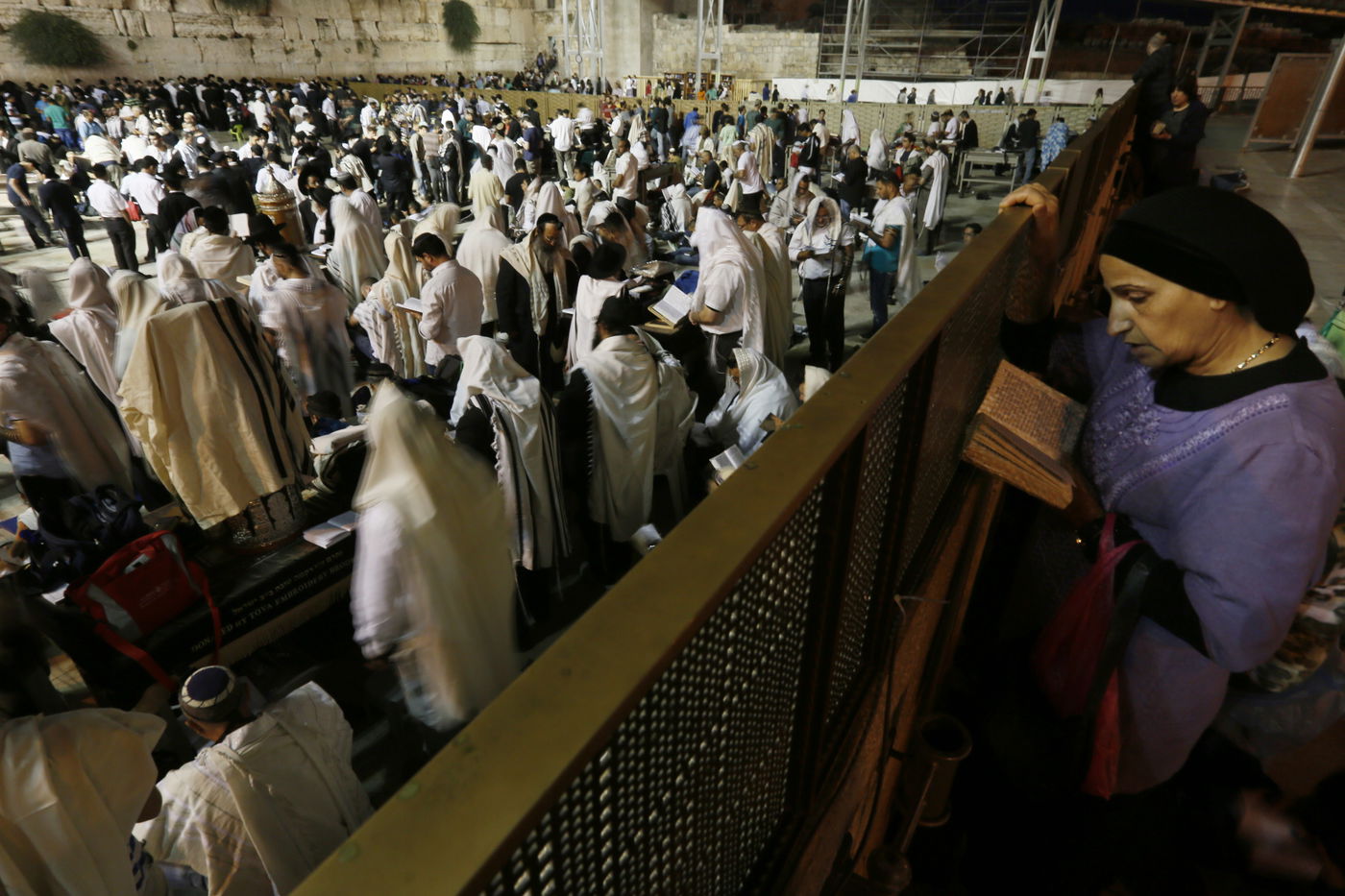 עַל הַר-צִיּוֹן שֶׁשָּׁמֵם: אלפים מתאבלים בכותל • גלריה