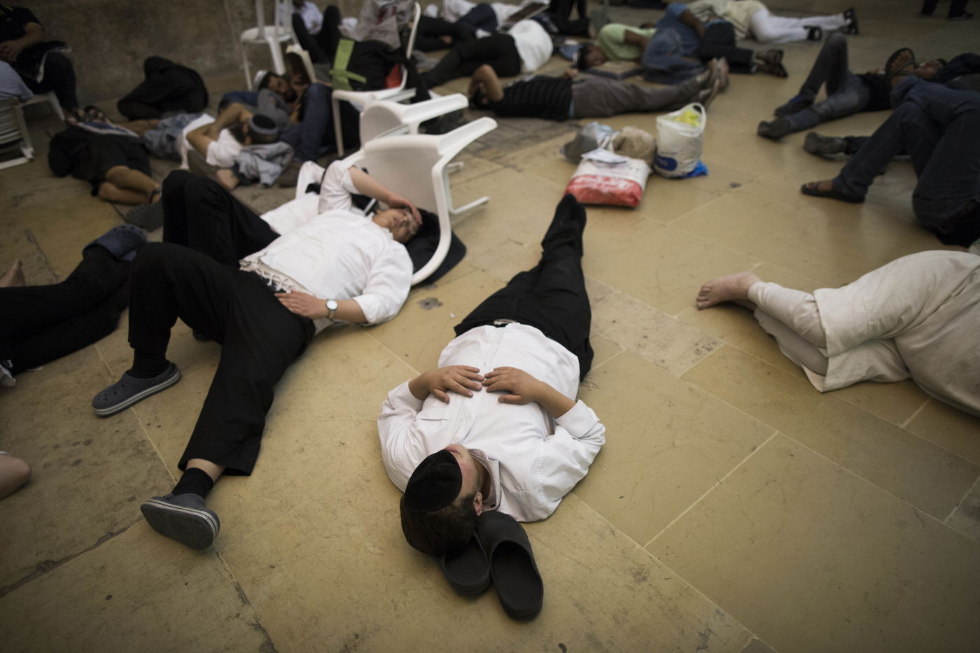 עַל הַר-צִיּוֹן שֶׁשָּׁמֵם: אלפים מתאבלים בכותל • גלריה