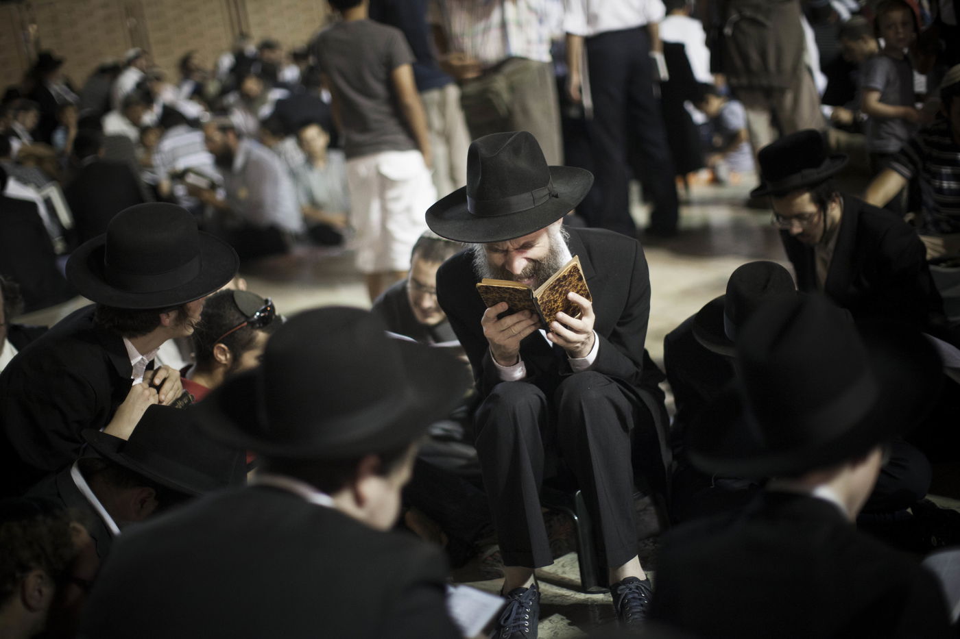 עַל הַר-צִיּוֹן שֶׁשָּׁמֵם: אלפים מתאבלים בכותל • גלריה