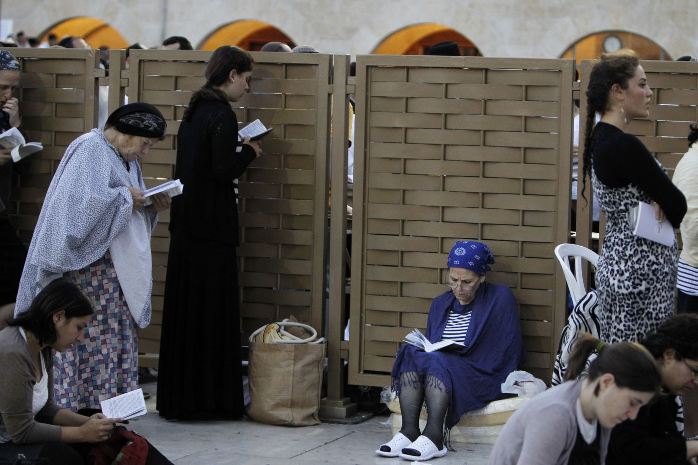 עַל הַר-צִיּוֹן שֶׁשָּׁמֵם: אלפים מתאבלים בכותל • גלריה