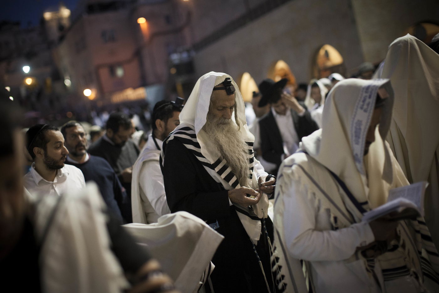 עַל הַר-צִיּוֹן שֶׁשָּׁמֵם: אלפים מתאבלים בכותל • גלריה