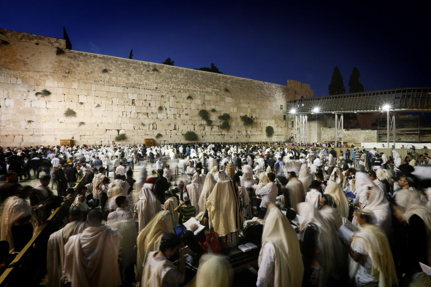 עַל הַר-צִיּוֹן שֶׁשָּׁמֵם: אלפים מתאבלים בכותל • גלריה