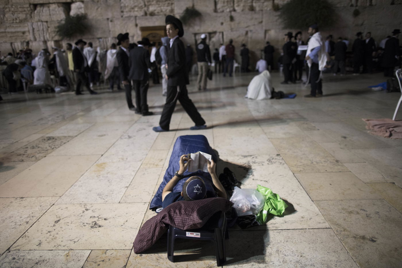 עַל הַר-צִיּוֹן שֶׁשָּׁמֵם: אלפים מתאבלים בכותל • גלריה