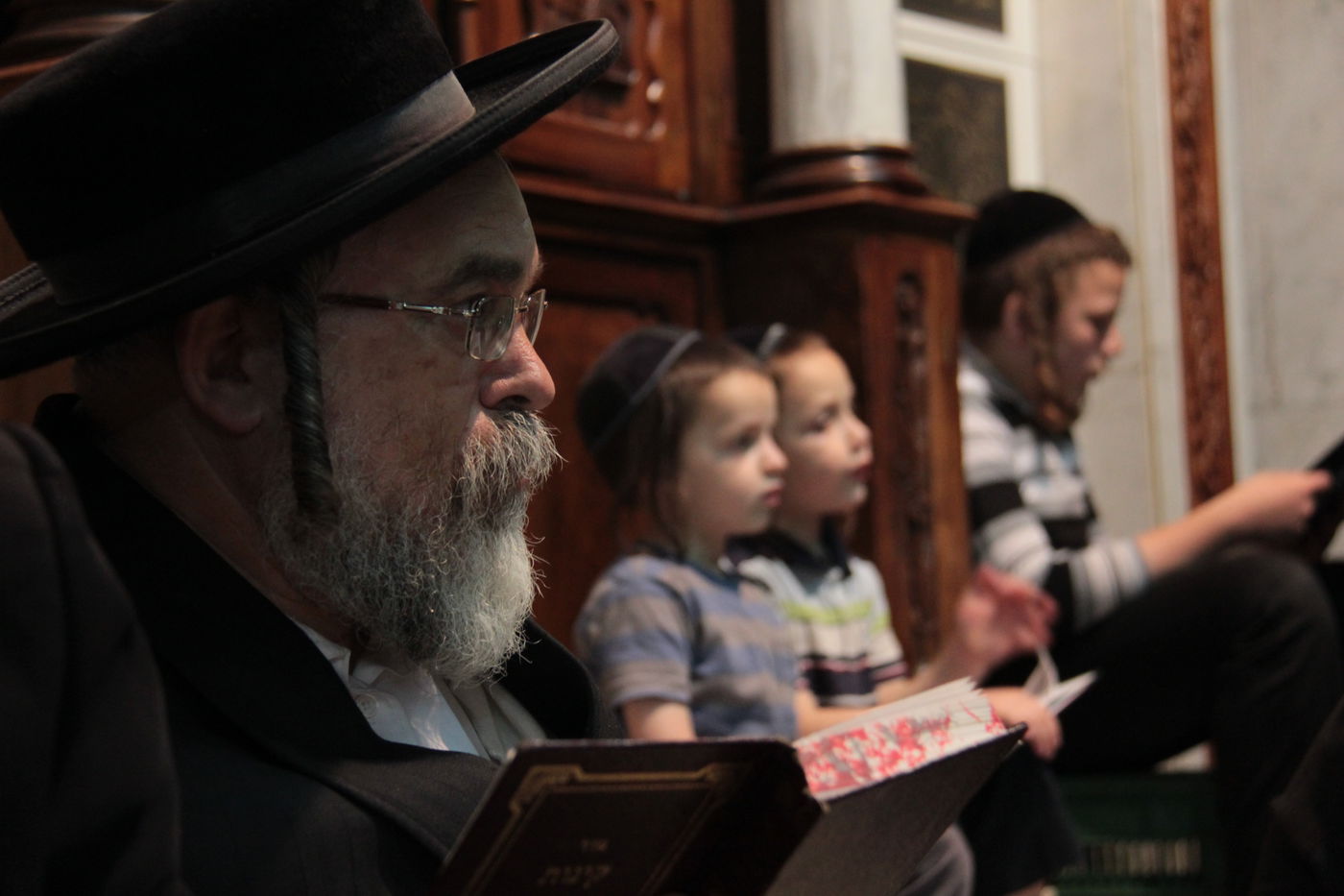 פֵּרְשָׂה צִיּוֹן בְּיָדֶיהָ, אֵין מְנַחֵם לָהּ • גלריה ירושלמית