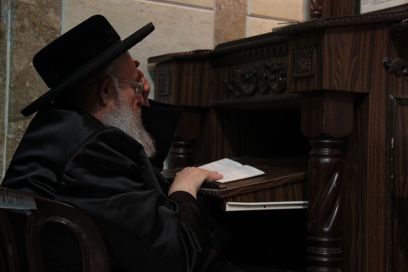 פֵּרְשָׂה צִיּוֹן בְּיָדֶיהָ, אֵין מְנַחֵם לָהּ • גלריה ירושלמית