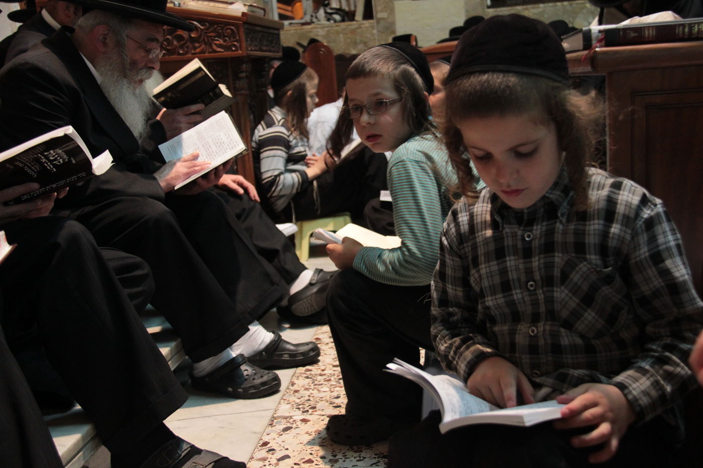 פֵּרְשָׂה צִיּוֹן בְּיָדֶיהָ, אֵין מְנַחֵם לָהּ • גלריה ירושלמית