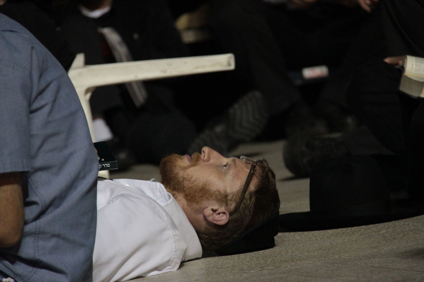 פֵּרְשָׂה צִיּוֹן בְּיָדֶיהָ, אֵין מְנַחֵם לָהּ • גלריה ירושלמית