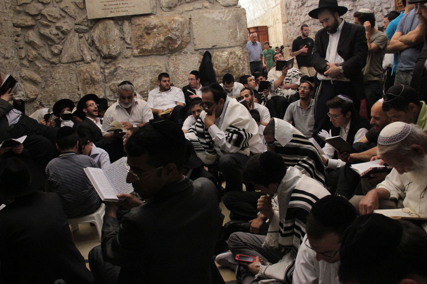 פֵּרְשָׂה צִיּוֹן בְּיָדֶיהָ, אֵין מְנַחֵם לָהּ • גלריה ירושלמית