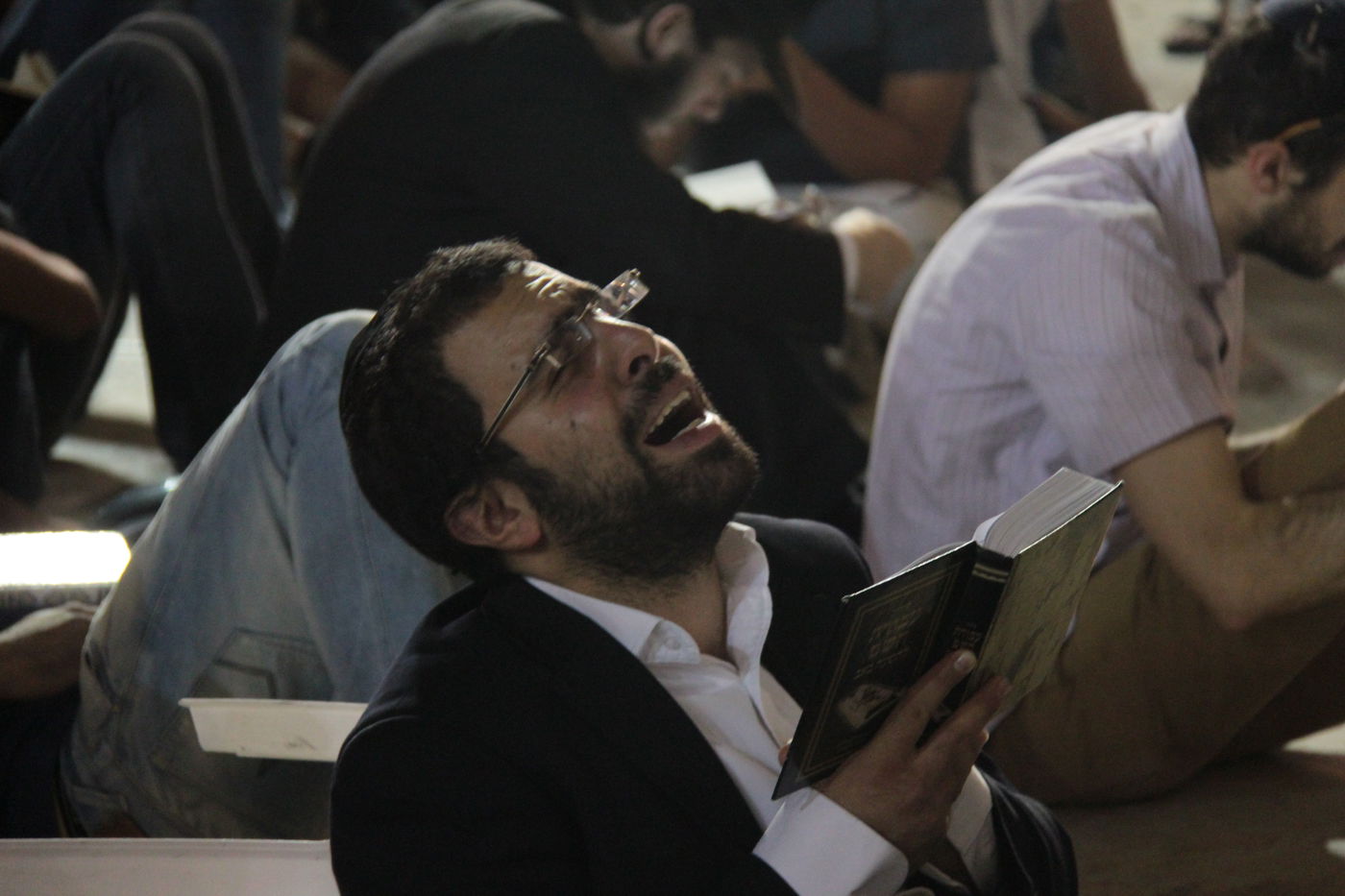 פֵּרְשָׂה צִיּוֹן בְּיָדֶיהָ, אֵין מְנַחֵם לָהּ • גלריה ירושלמית