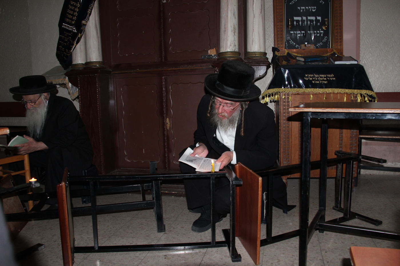 פֵּרְשָׂה צִיּוֹן בְּיָדֶיהָ, אֵין מְנַחֵם לָהּ • גלריה ירושלמית