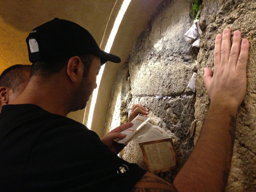 ליל תשעה באב בכותל: אומנים מתל-אביב בקודש הקודשים