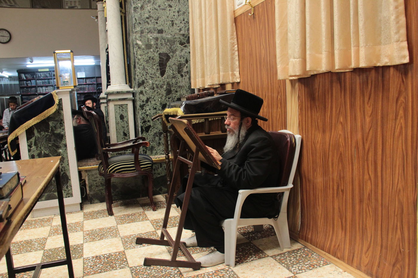 פֵּרְשָׂה צִיּוֹן בְּיָדֶיהָ, אֵין מְנַחֵם לָהּ • גלריה ירושלמית