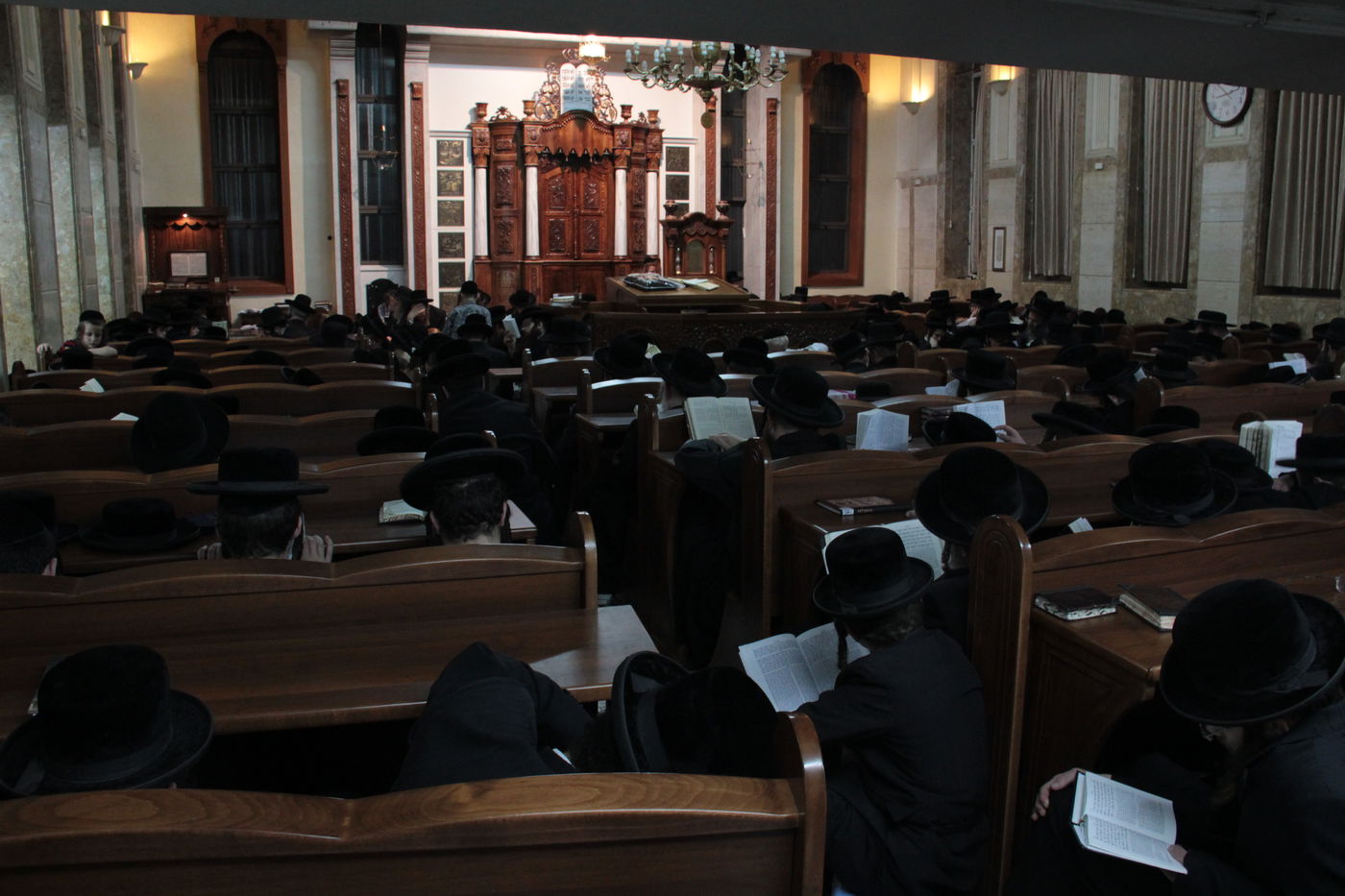 פֵּרְשָׂה צִיּוֹן בְּיָדֶיהָ, אֵין מְנַחֵם לָהּ • גלריה ירושלמית