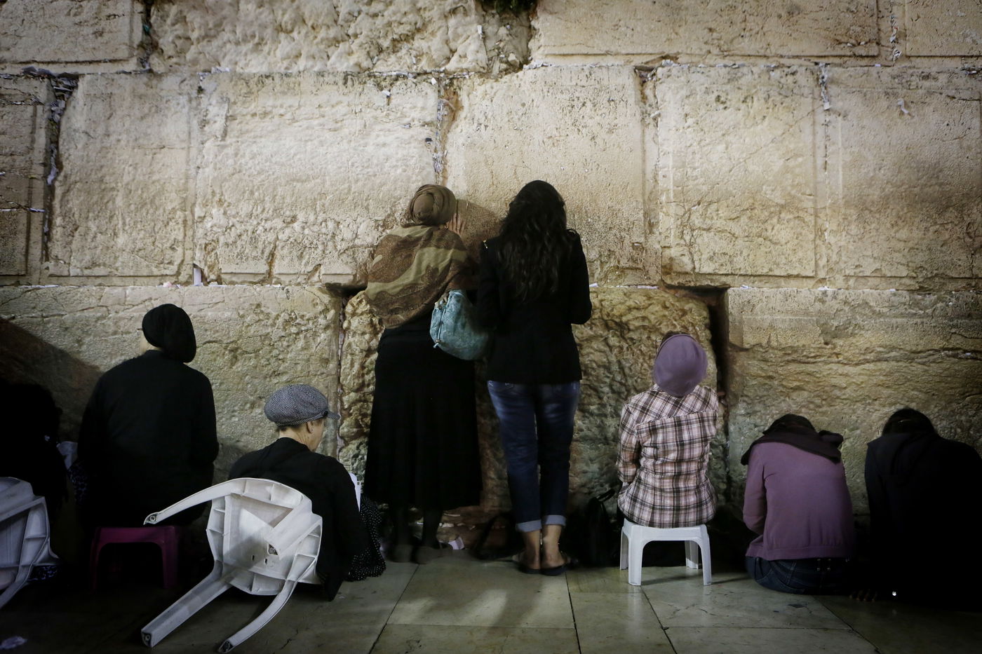 עַל הַר-צִיּוֹן שֶׁשָּׁמֵם: אלפים מתאבלים בכותל • גלריה