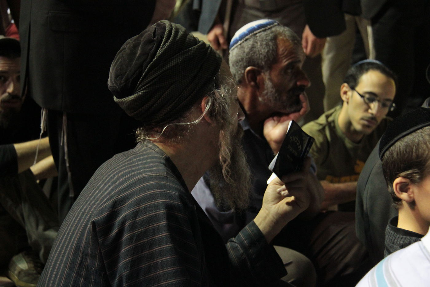 פֵּרְשָׂה צִיּוֹן בְּיָדֶיהָ, אֵין מְנַחֵם לָהּ • גלריה ירושלמית