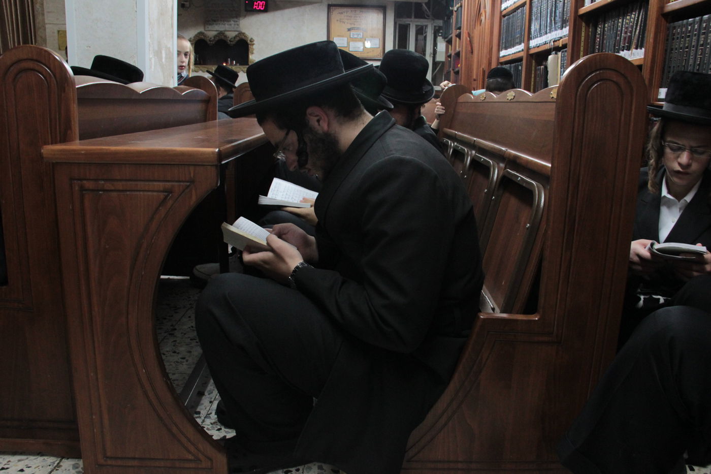 פֵּרְשָׂה צִיּוֹן בְּיָדֶיהָ, אֵין מְנַחֵם לָהּ • גלריה ירושלמית