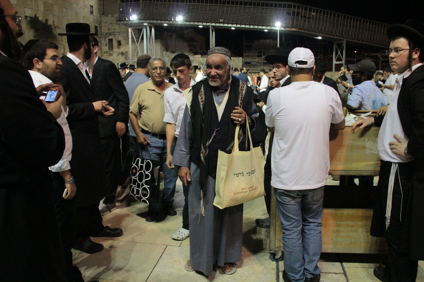 פֵּרְשָׂה צִיּוֹן בְּיָדֶיהָ, אֵין מְנַחֵם לָהּ • גלריה ירושלמית