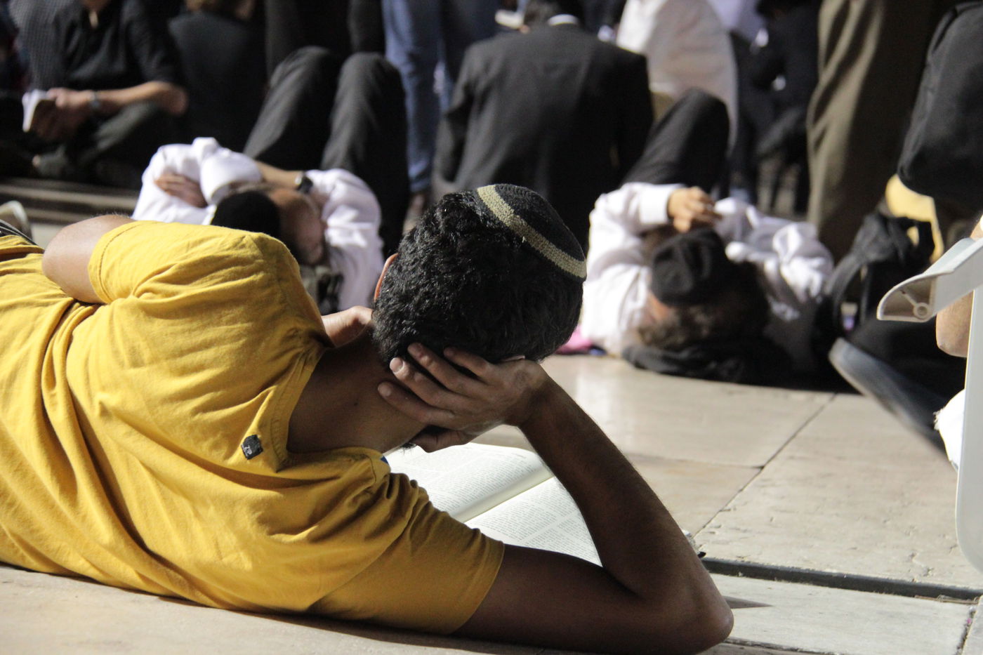 פֵּרְשָׂה צִיּוֹן בְּיָדֶיהָ, אֵין מְנַחֵם לָהּ • גלריה ירושלמית