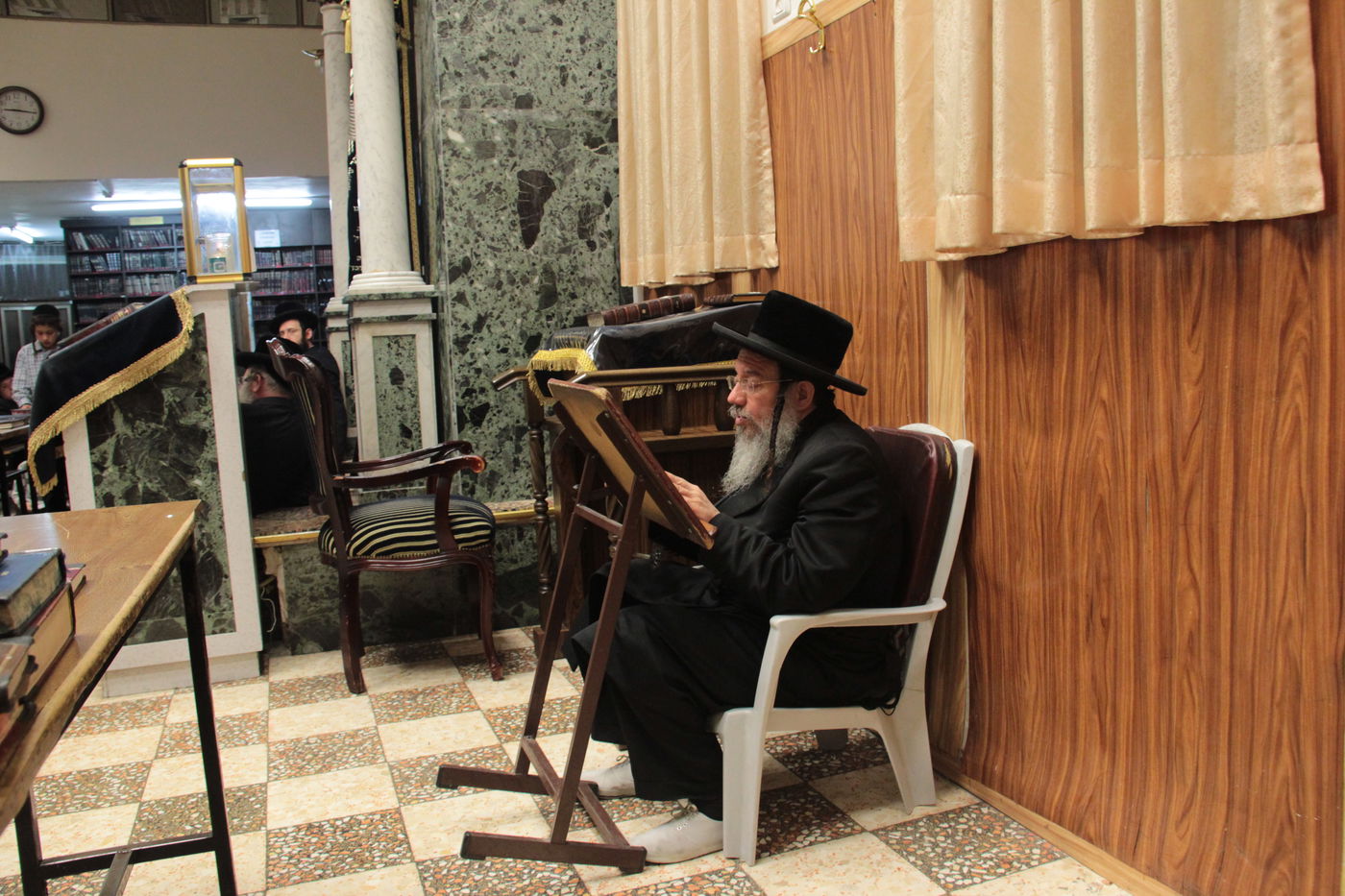 פֵּרְשָׂה צִיּוֹן בְּיָדֶיהָ, אֵין מְנַחֵם לָהּ • גלריה ירושלמית