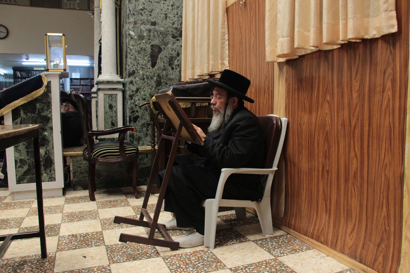 פֵּרְשָׂה צִיּוֹן בְּיָדֶיהָ, אֵין מְנַחֵם לָהּ • גלריה ירושלמית