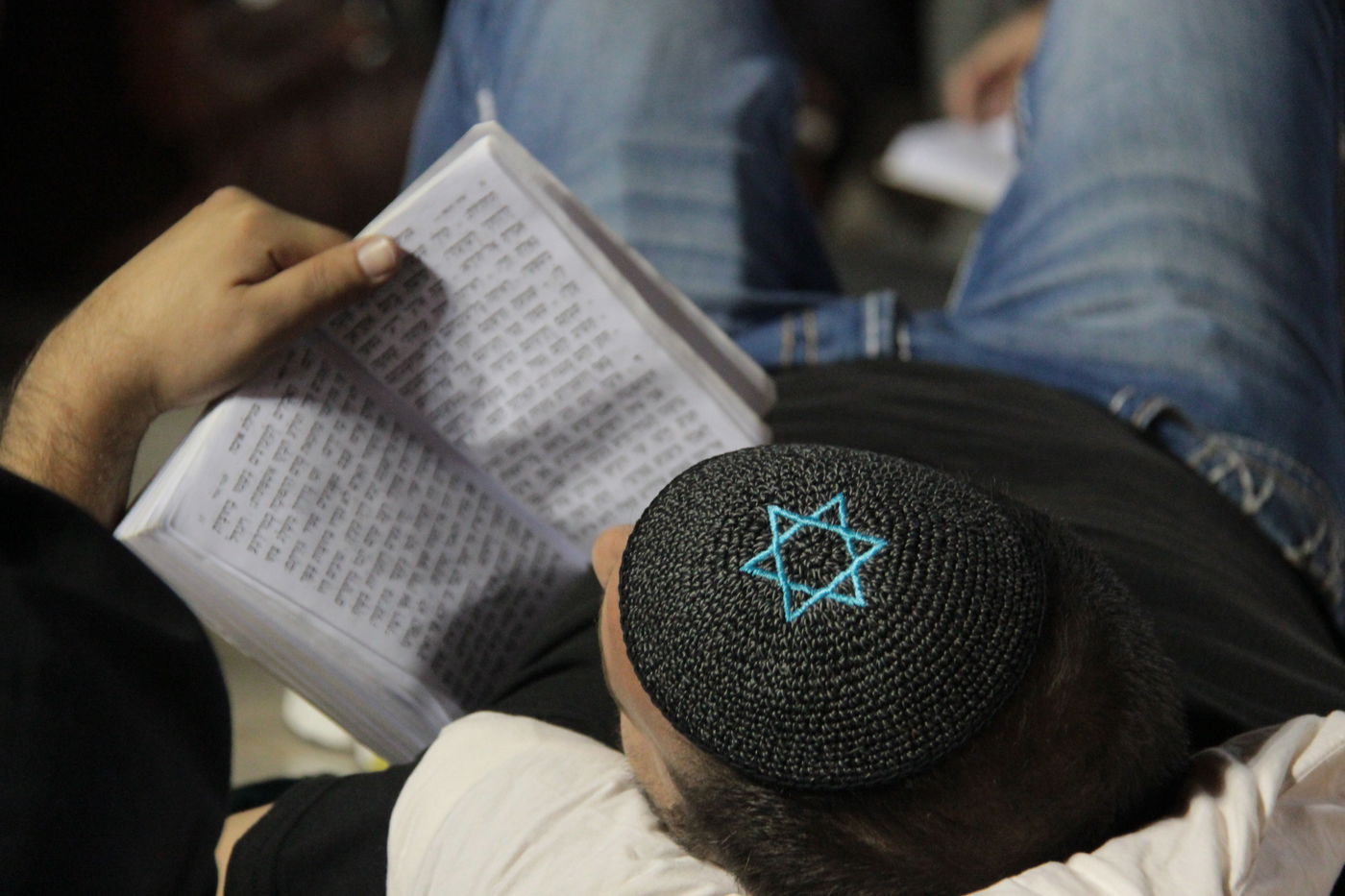 פֵּרְשָׂה צִיּוֹן בְּיָדֶיהָ, אֵין מְנַחֵם לָהּ • גלריה ירושלמית