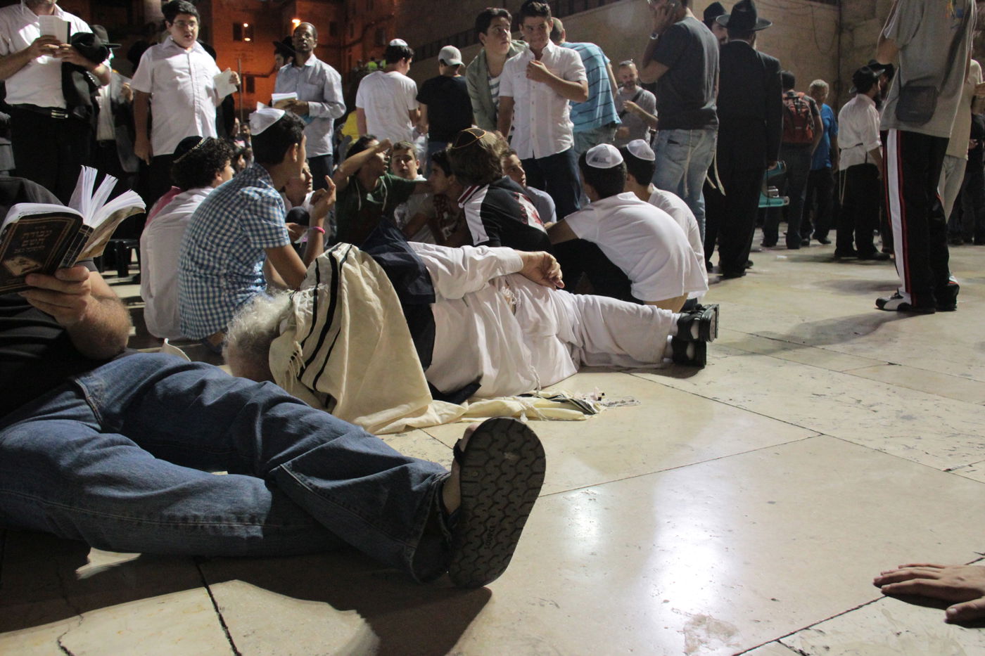 פֵּרְשָׂה צִיּוֹן בְּיָדֶיהָ, אֵין מְנַחֵם לָהּ • גלריה ירושלמית