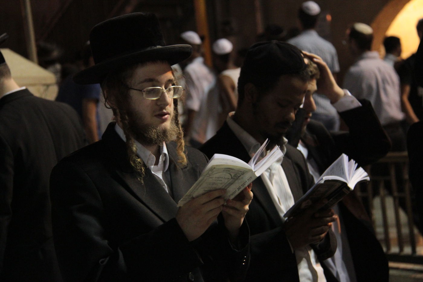 פֵּרְשָׂה צִיּוֹן בְּיָדֶיהָ, אֵין מְנַחֵם לָהּ • גלריה ירושלמית