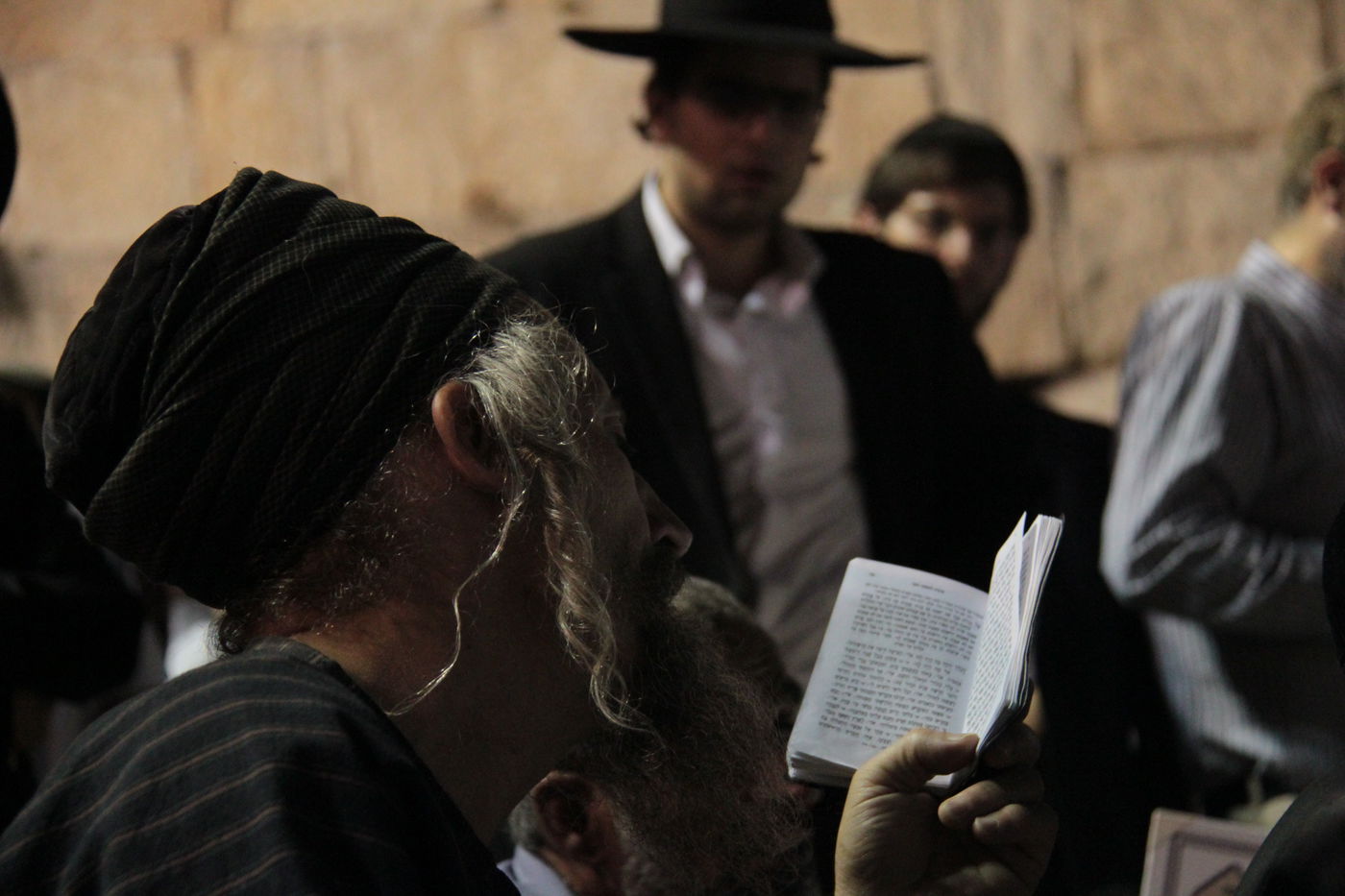 פֵּרְשָׂה צִיּוֹן בְּיָדֶיהָ, אֵין מְנַחֵם לָהּ • גלריה ירושלמית