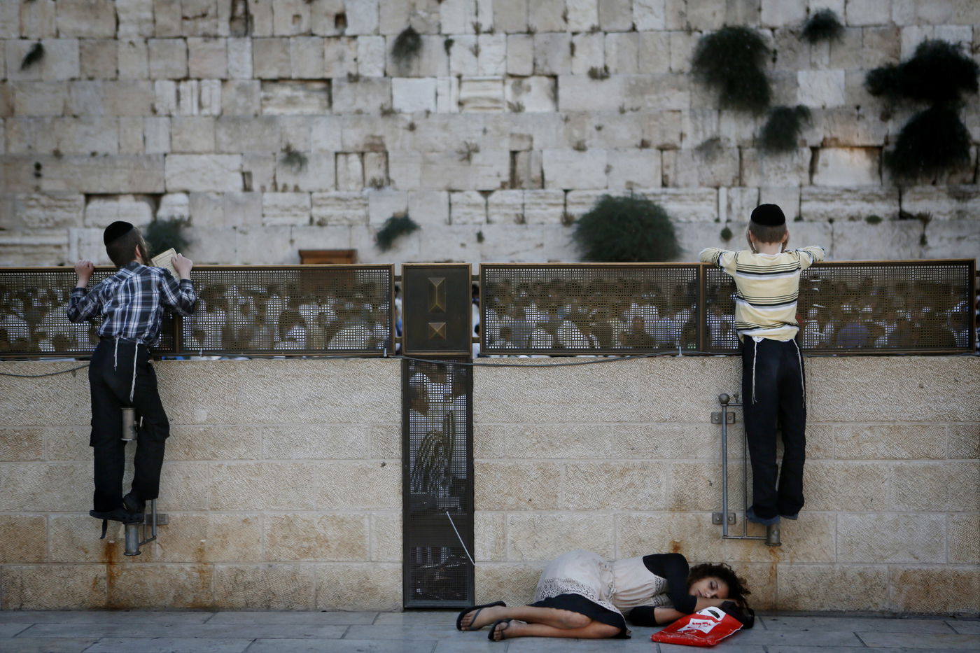 עַל הַר-צִיּוֹן שֶׁשָּׁמֵם: אלפים מתאבלים בכותל • גלריה