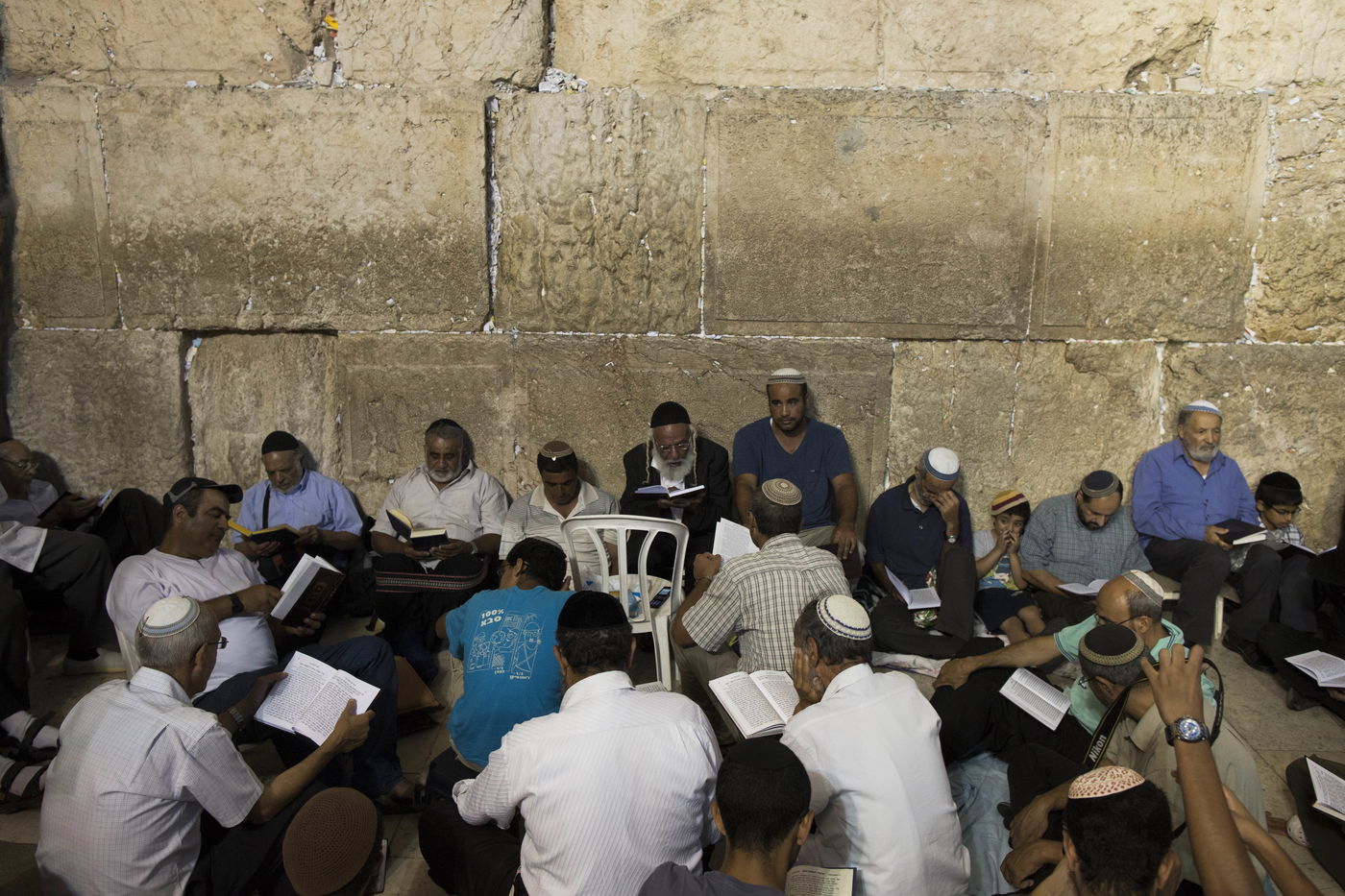 עַל הַר-צִיּוֹן שֶׁשָּׁמֵם: אלפים מתאבלים בכותל • גלריה