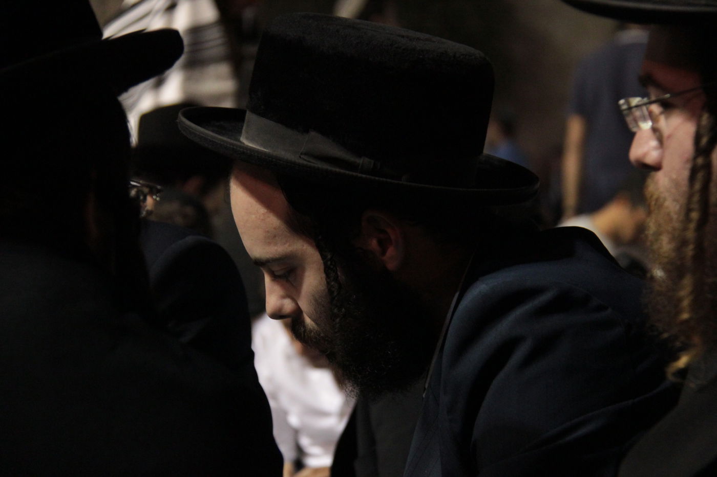 פֵּרְשָׂה צִיּוֹן בְּיָדֶיהָ, אֵין מְנַחֵם לָהּ • גלריה ירושלמית