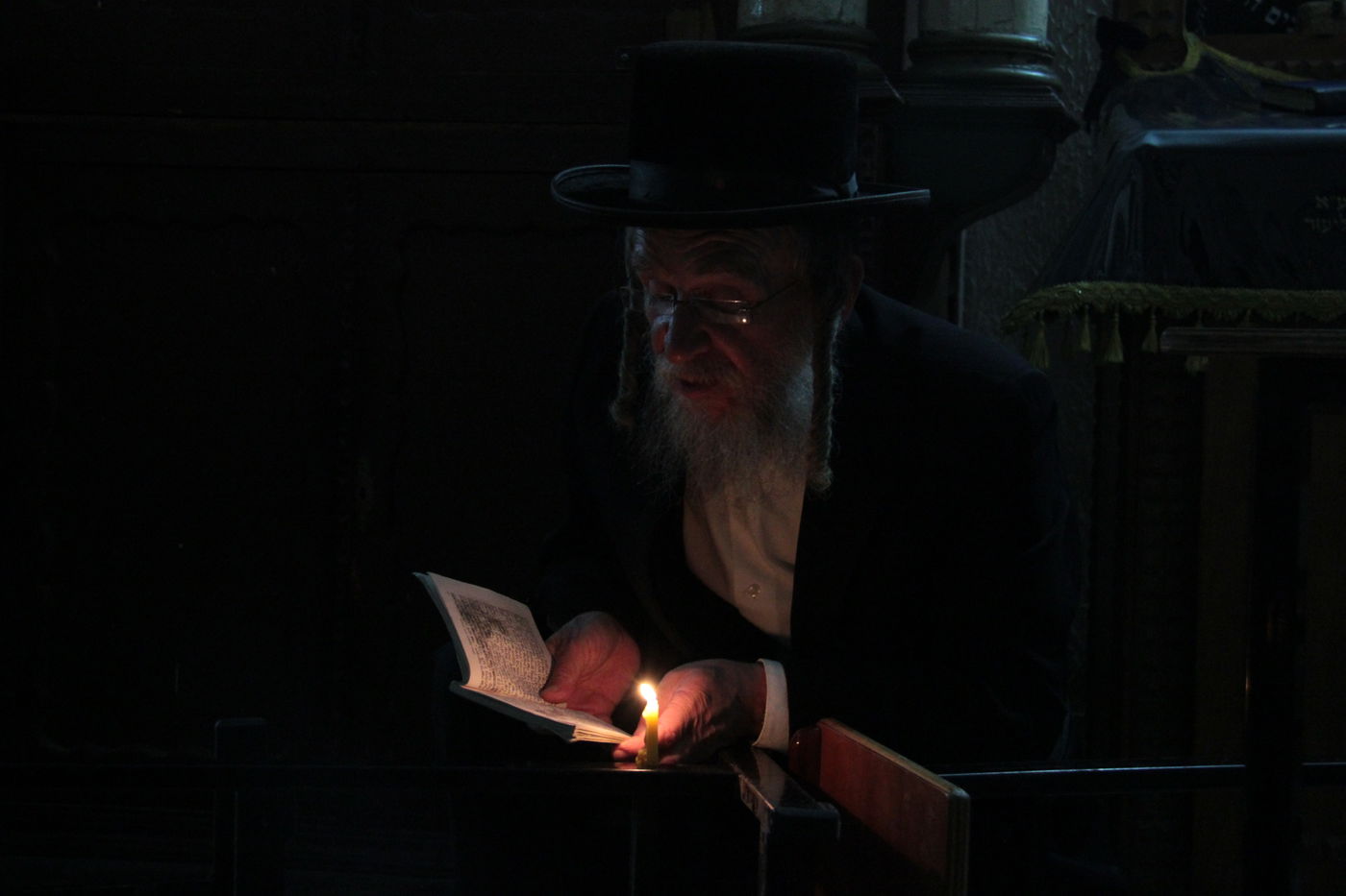 פֵּרְשָׂה צִיּוֹן בְּיָדֶיהָ, אֵין מְנַחֵם לָהּ • גלריה ירושלמית