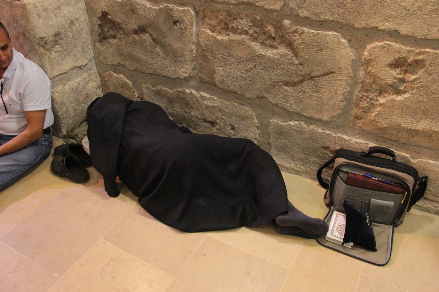 פֵּרְשָׂה צִיּוֹן בְּיָדֶיהָ, אֵין מְנַחֵם לָהּ • גלריה ירושלמית